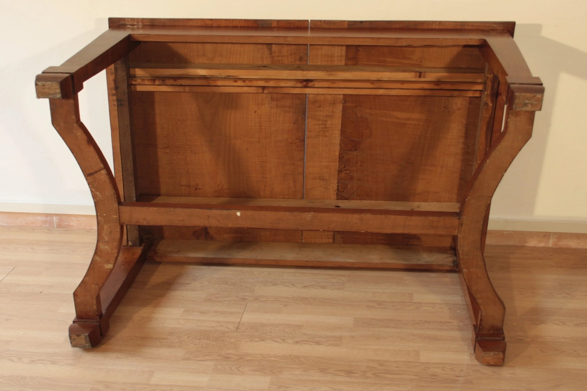 Base in legno con gambe curve e supporti per tavolo decò vintage liberty in ciliegio massello restaurato allungabile
