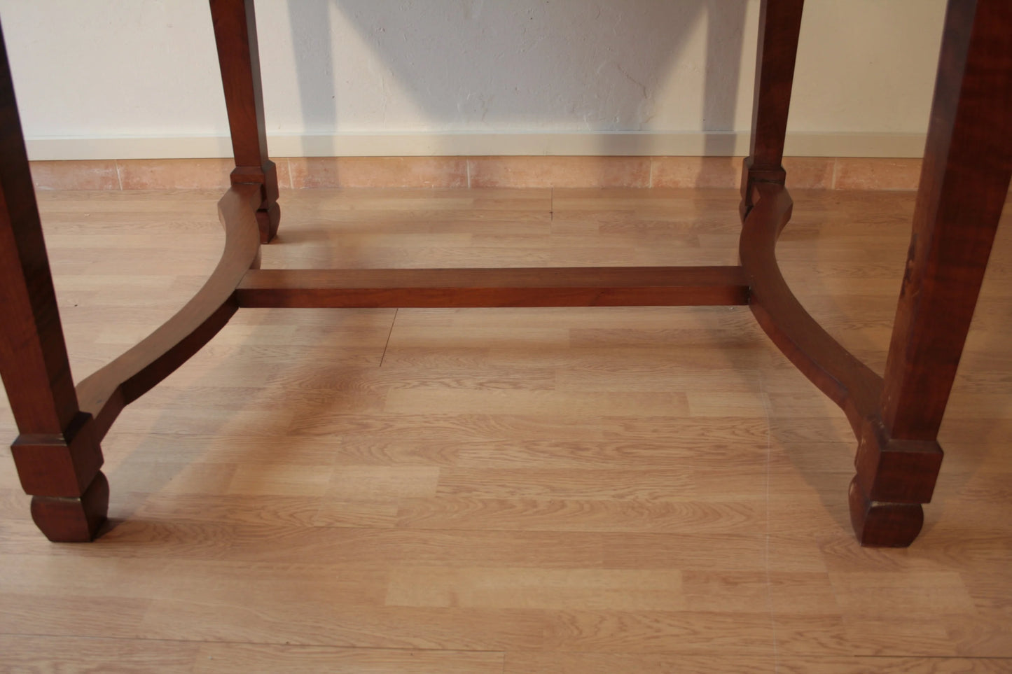 Gambe in legno con colonne tornite e traverse di supporto di tavolo decò vintage in ciliegio massello restaurato allungabile