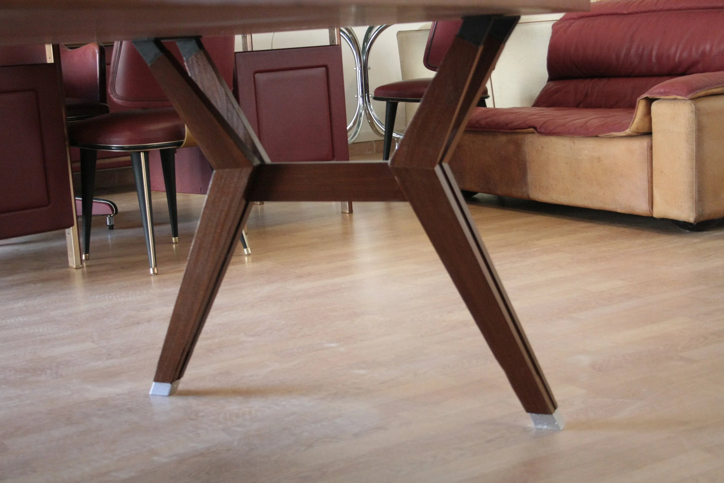 Gambe in legno marrone del tavolo tolomeo di ico parisi scrivania direzionale modello italia 1958