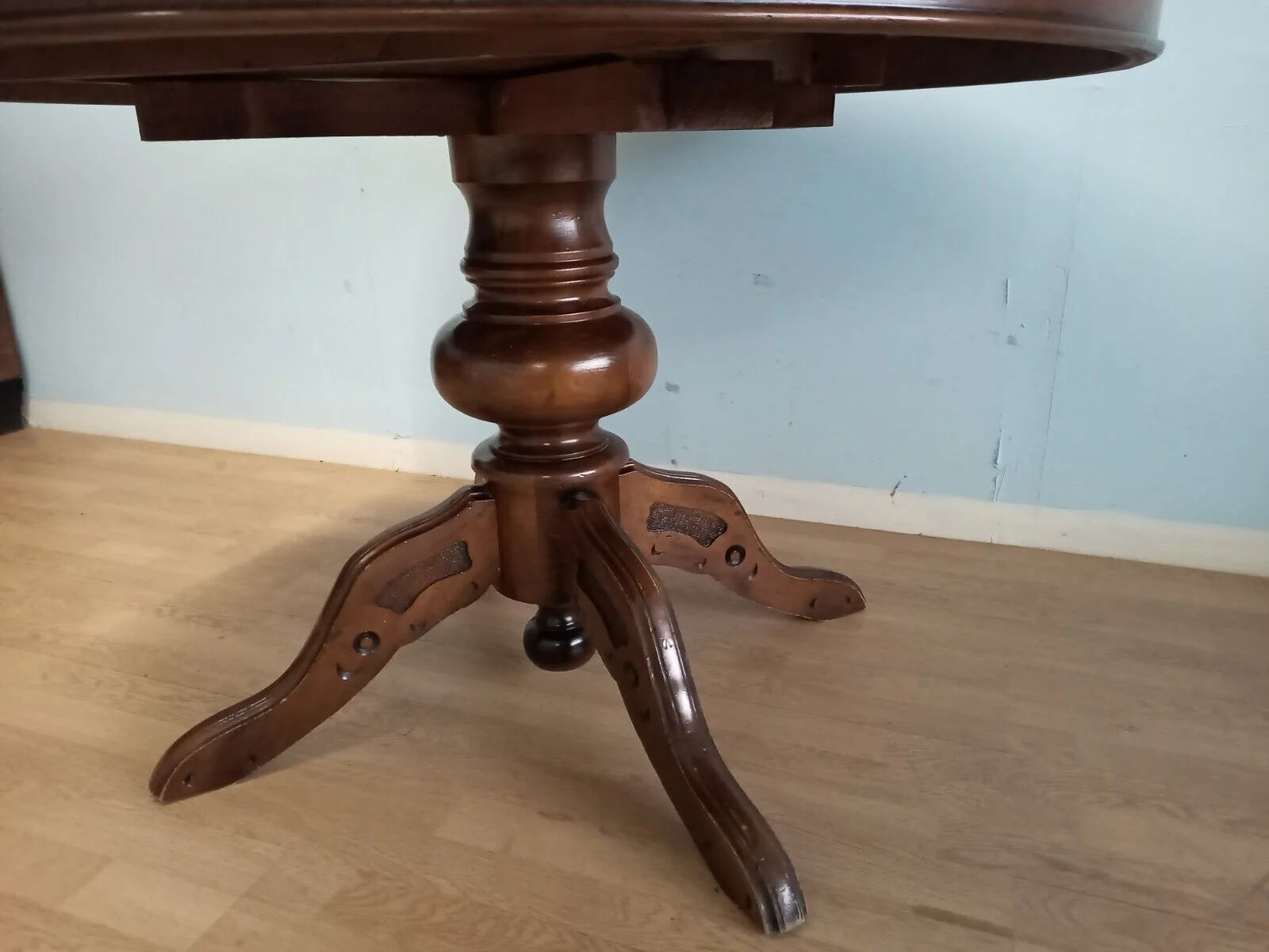 Base in legno intagliato con piedi curvi di un tavolo tondo allungabile stile luigi filippo per casa vintage
