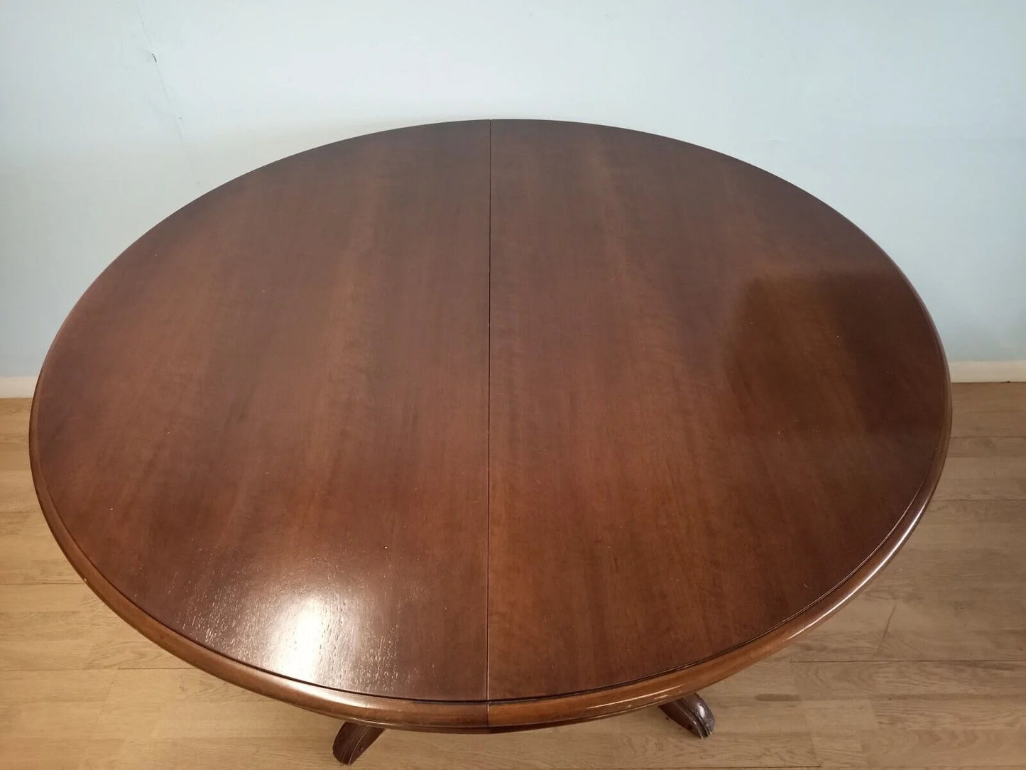 Tavolo tondo allungabile stile luigi filippo in legno con finitura marrone lucida per casa vintage anni 1970 circa
