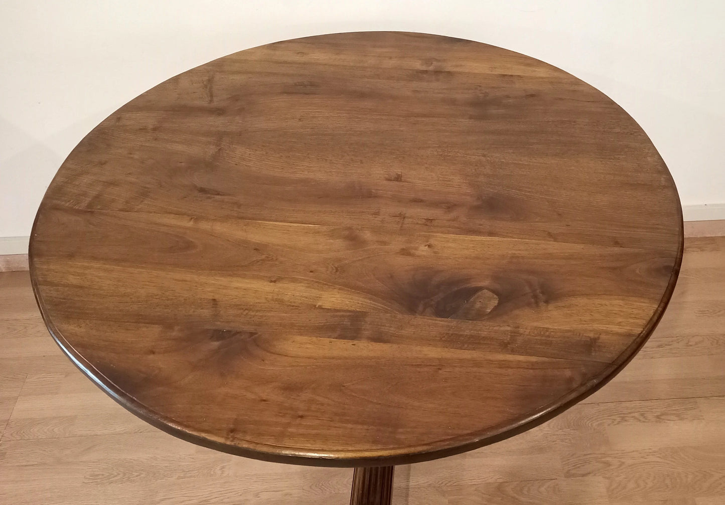 Tavolo tondo ottocento in noce stile umbertino vintage con finitura scura ideale per ambienti eleganti