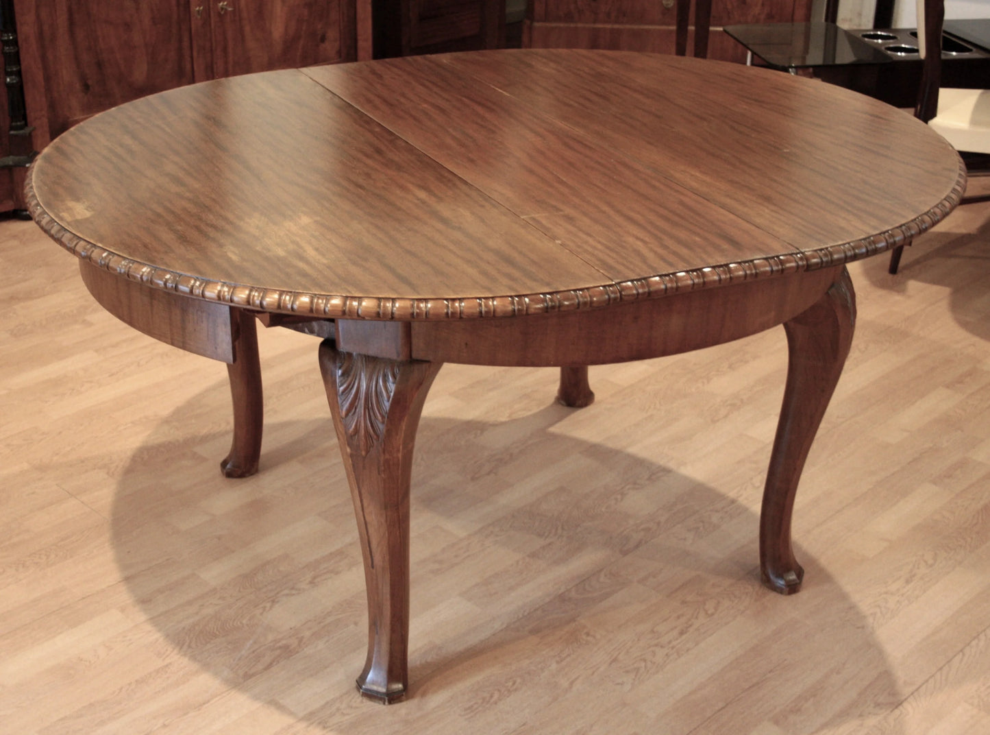 Tavolo vintage tondo allungabile in rovere con gambe cabriole incise e bordo decorativo stile Luigi Filippo anni 1960