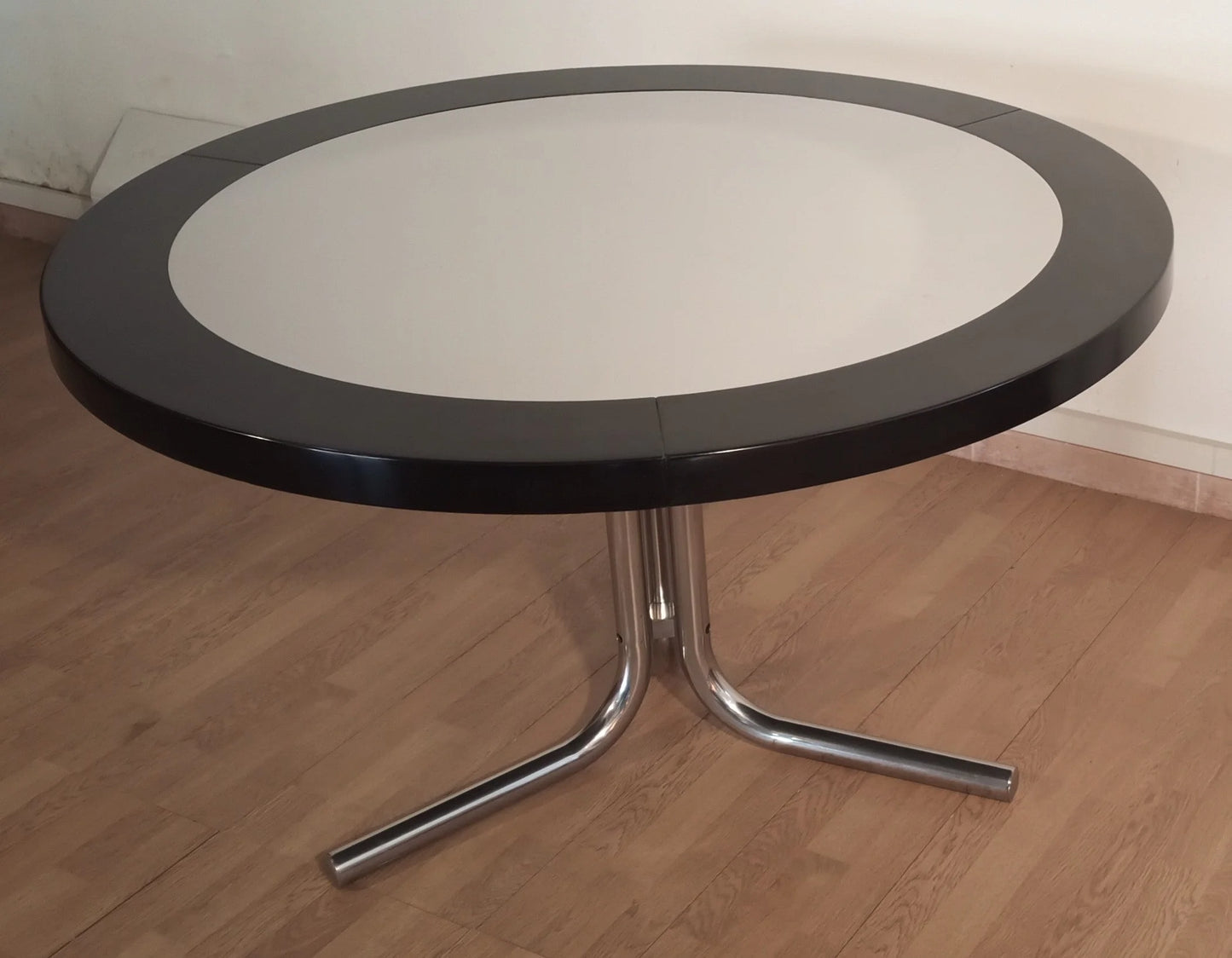 Tavolo desco vintage di achille castiglioni per zanotta con piano tondo nero e gambe cromate anni 70