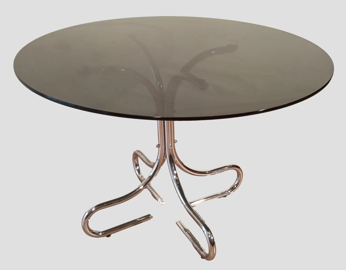Tavolino da caffè mid-century in acciaio cromato italia con piano rotondo in vetro fumé e gambe curve cromate