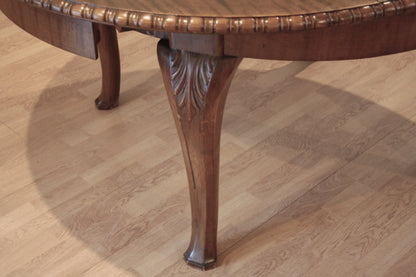 Gamba intagliata di tavolo tondo allungabile vintage in rovere stile luigi filippo con motivo decorativo a foglia