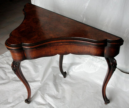 Console tavolo da gioco inglese fine xviii secolo in legno triangolare antica di manifattura inglese tardo di eccezionale qualità ebanistica