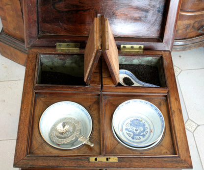 Mobile per tè gugliemo iv inglese realizzato intorno alla prima metà del xix secolo in legno con due scomparti e ciotole porcelain