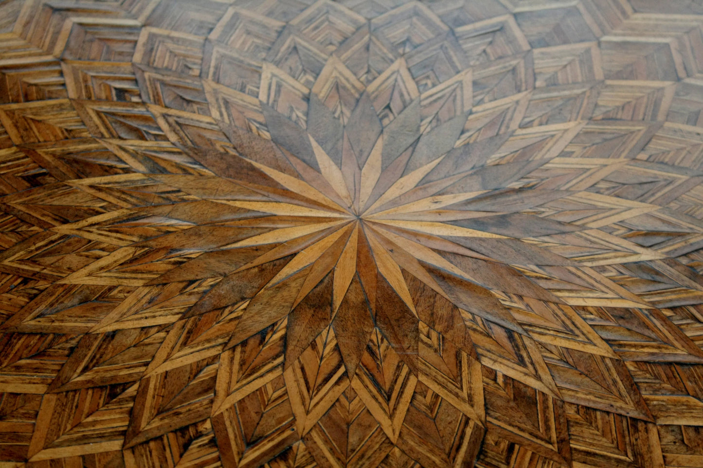 Tavolo da centro intarsiato italia con motivi geometrici in legno dal design a intarsio e dimensioni perfette