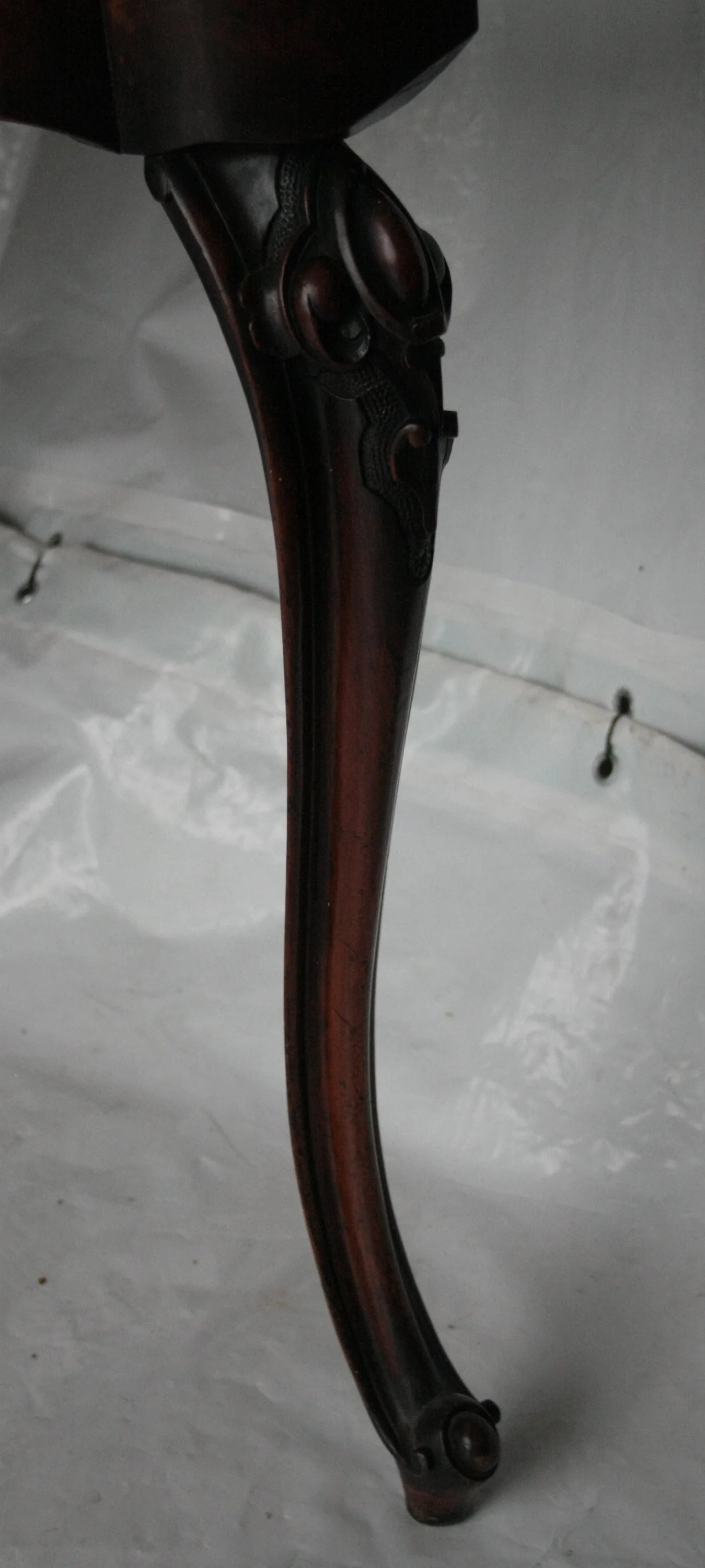 Gamba in legno scuro con piede artigliato di console tavolo da gioco inglese tardo XVIII secolo manifattura inglese tardo