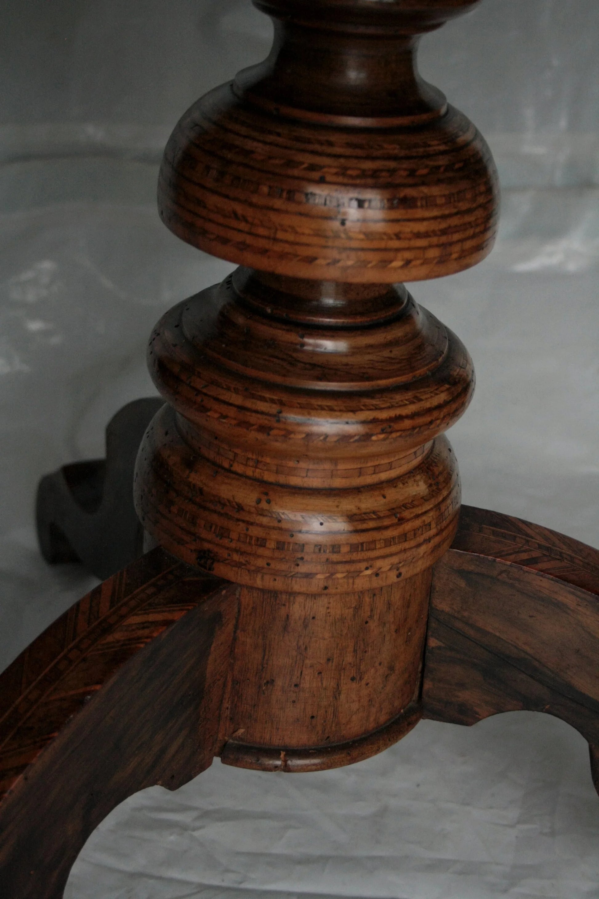 Base tavolo da centro intarsiato italia in legno tornito con motivi geometrici e dimensioni perfette