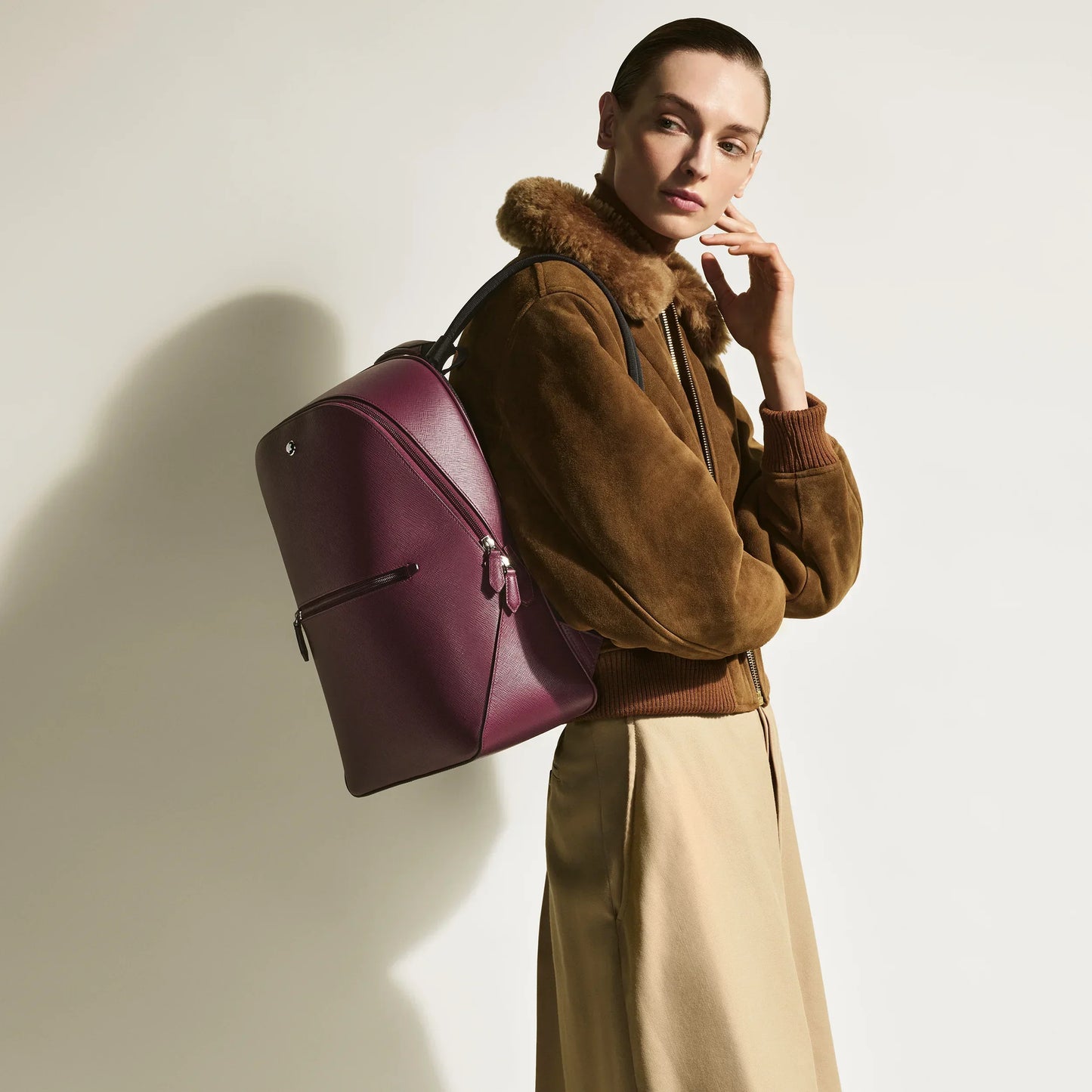 Zaino montblanc sartorial cassis 199361 in pelle viola profondo con design strutturato e zip metalliche sottili creativo montblanc marco